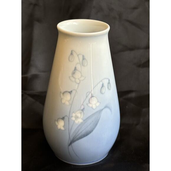 Porcelain Lillies of the Valley Bud Vase By Bing & Grondahl Made in Denmark 4.5" - Picture 3 of 11